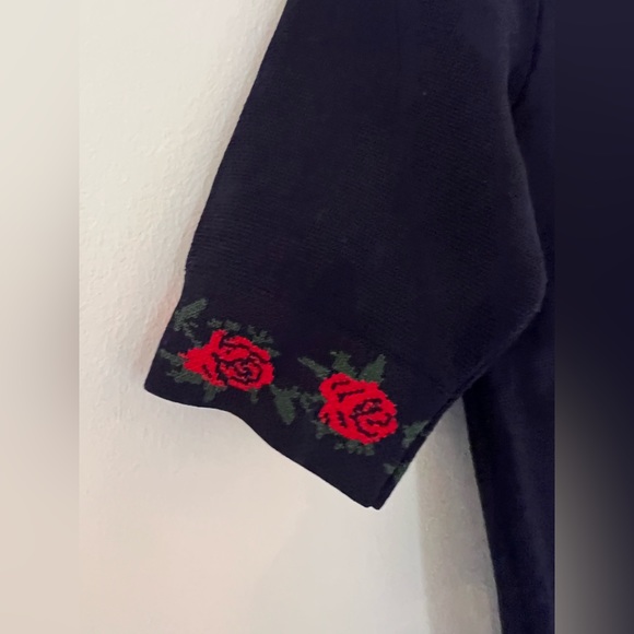 Club Monaco Navy Blue Knit shirt sleeve top with floral detailing, size XS - Picture 4 of 6